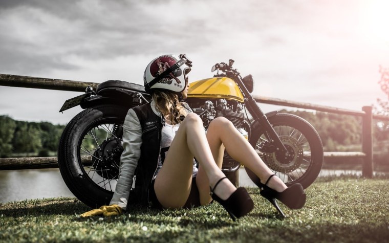 Девушка на байке