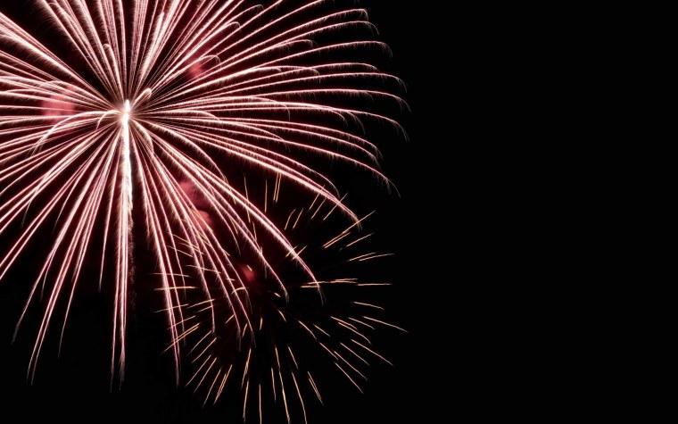 Салют на черном фоне