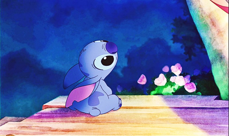 Стич улыбается