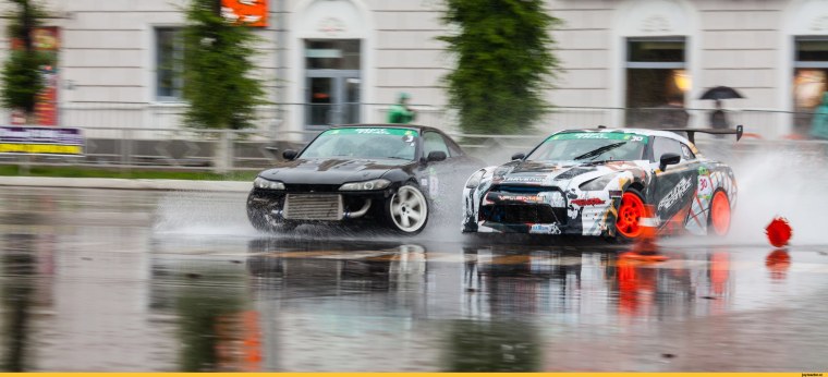 Дрифт на мокром асфальте