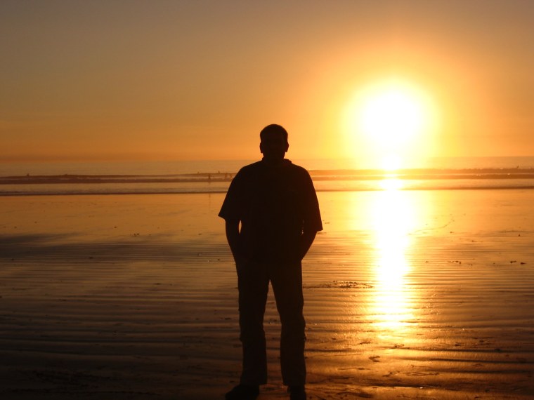 Мужской силуэт на фоне моря