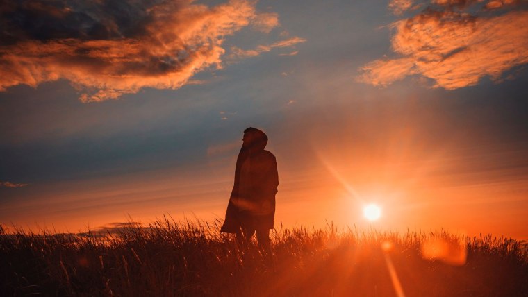 Одинокий человек на закате