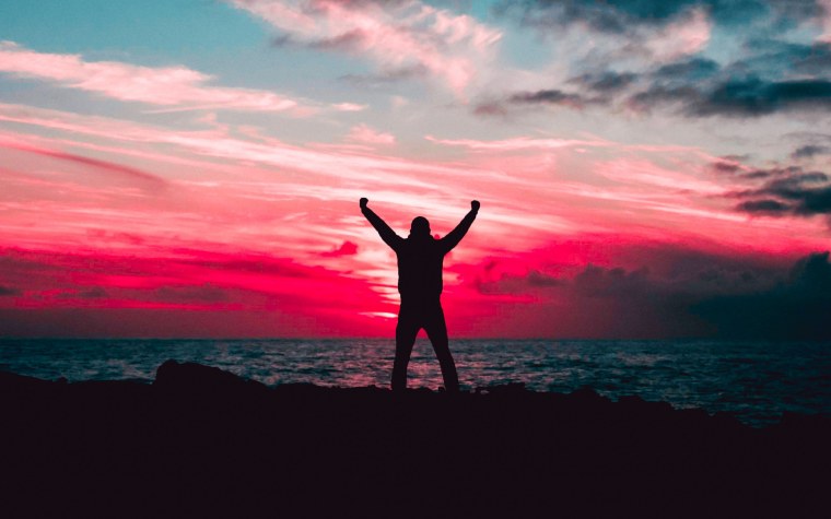 Человек на фоне моря