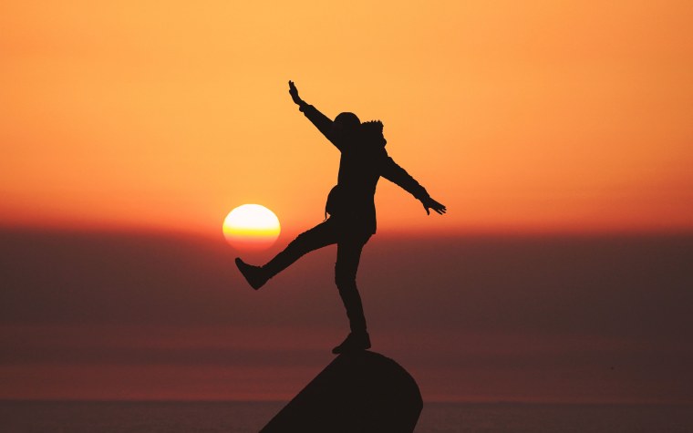 Весёлые люди на фоне заката