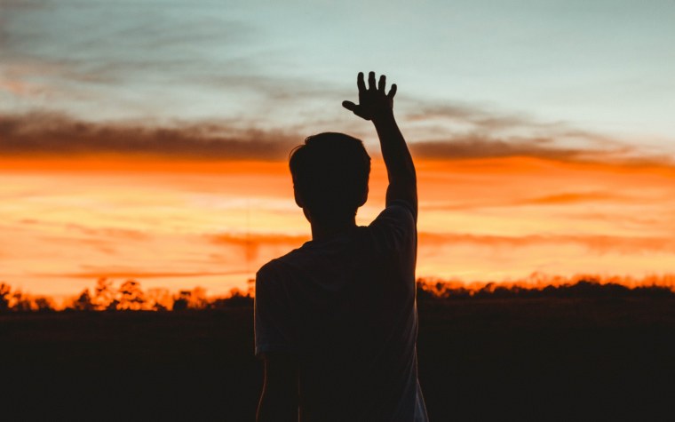 Парень на фоне заката