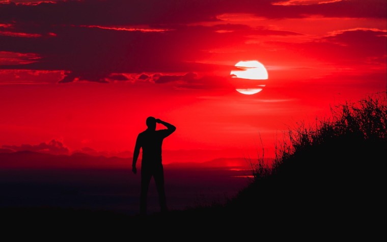 Парень на закате