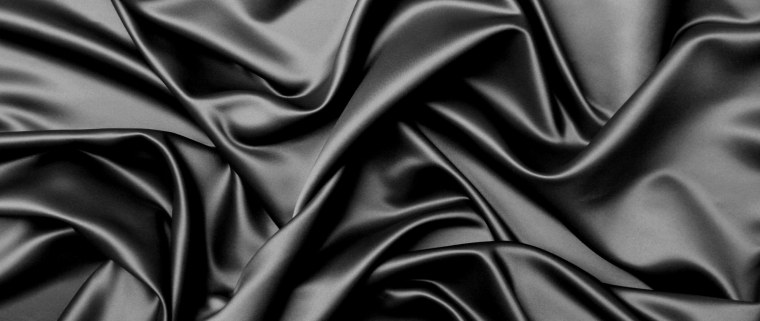 Черная шелковая ткань
