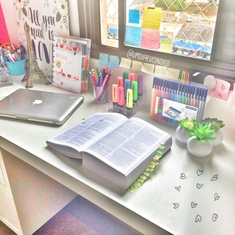 Украшение стола для учебы