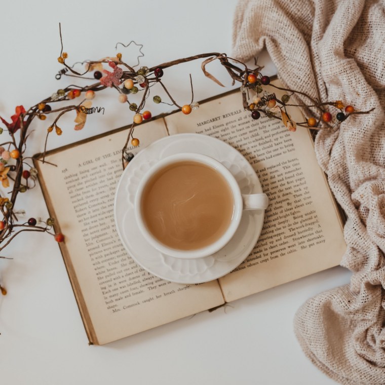 Чашка кофе и книга