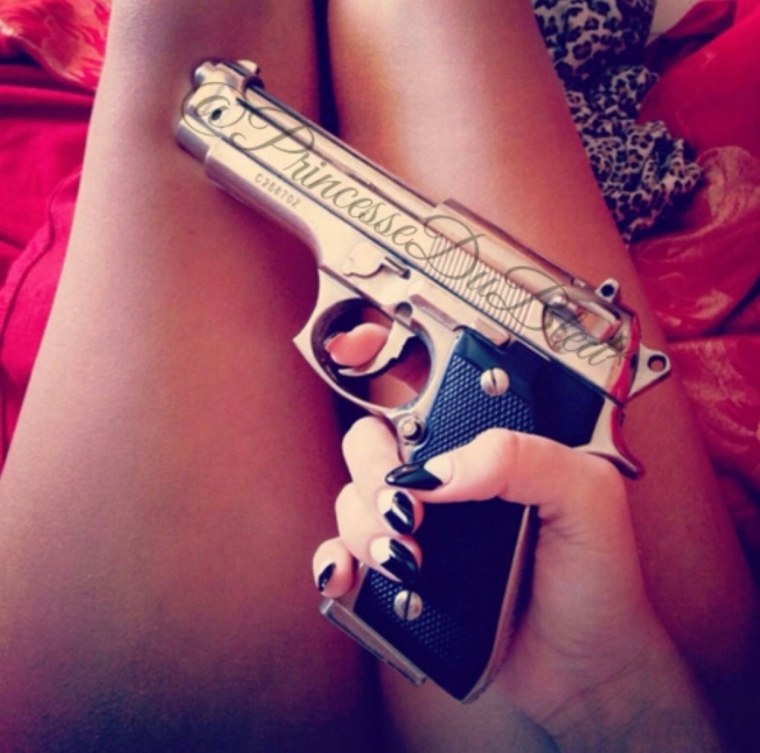 Девушки с пистолетом в руках