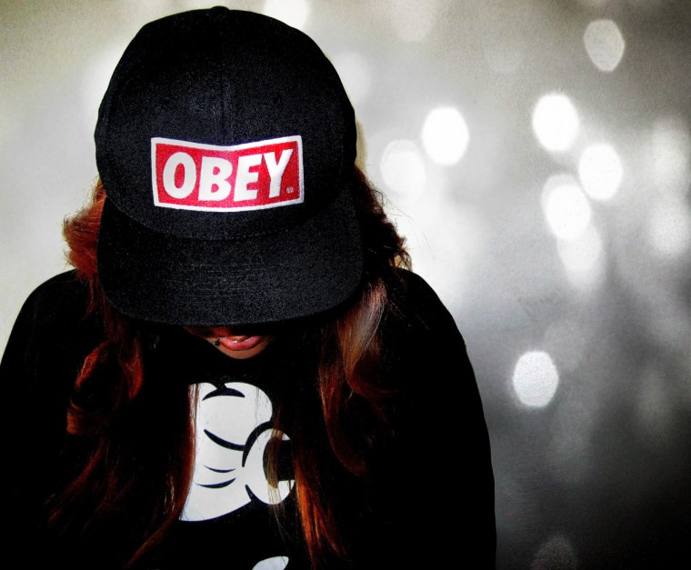 Девушка с кепкой Obey