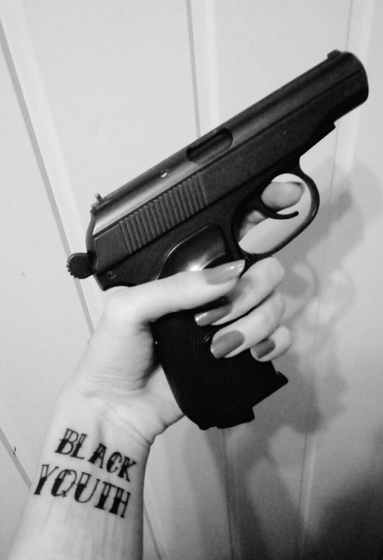 Рука с пистолетом