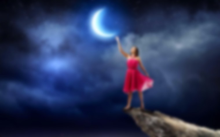 Девушка сидит на Луне