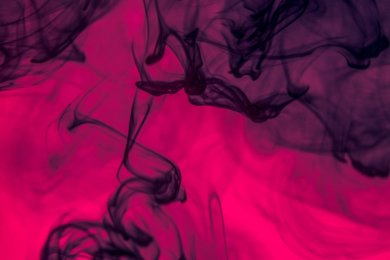 Черный фон с розовой дымкой