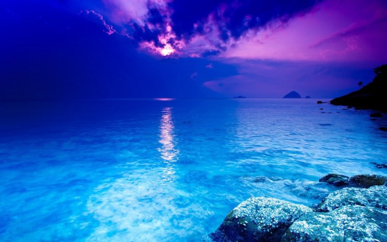 Ярко голубое море