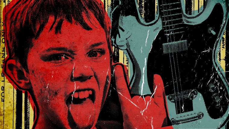 Девушка разбивает стекло