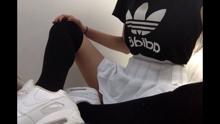 Девушка в адидасе без лица