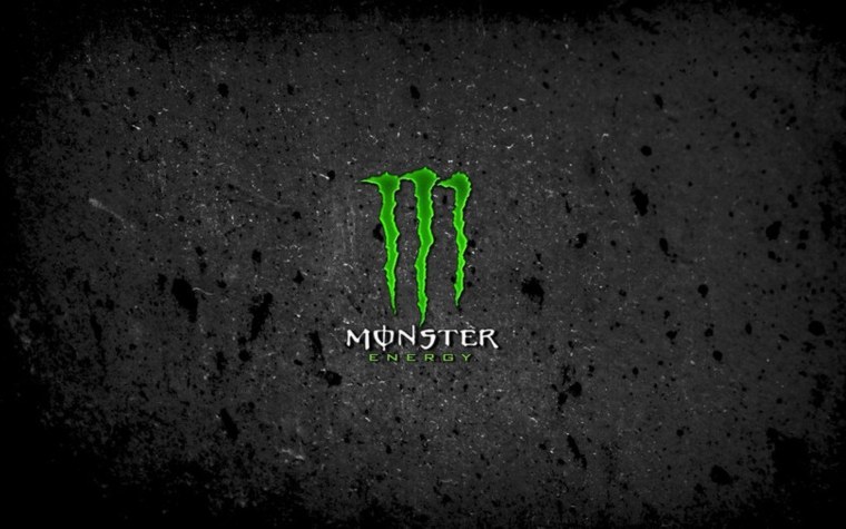 Девушка на темном фоне