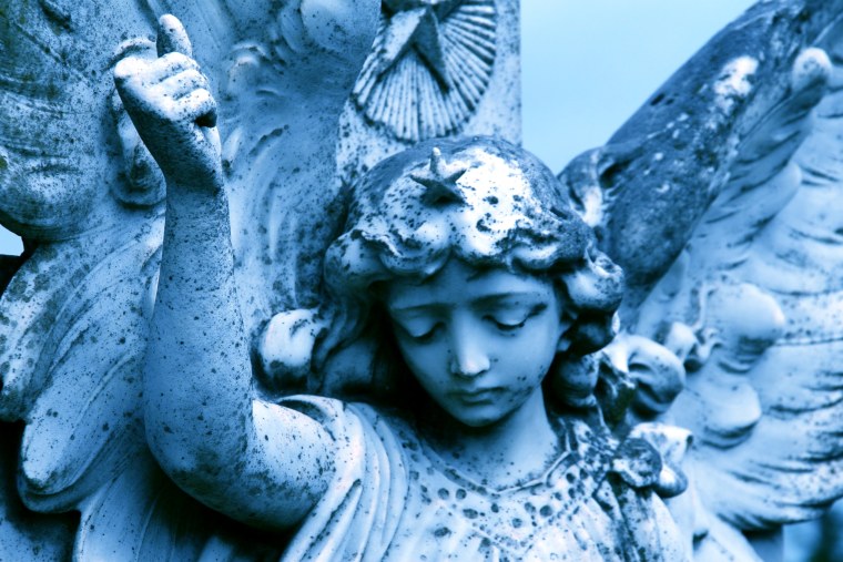 Скульптура голубой