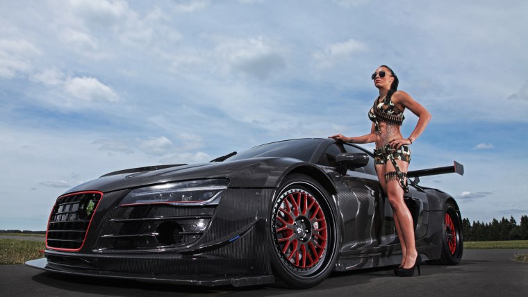 Девушки в камуфляже и авто