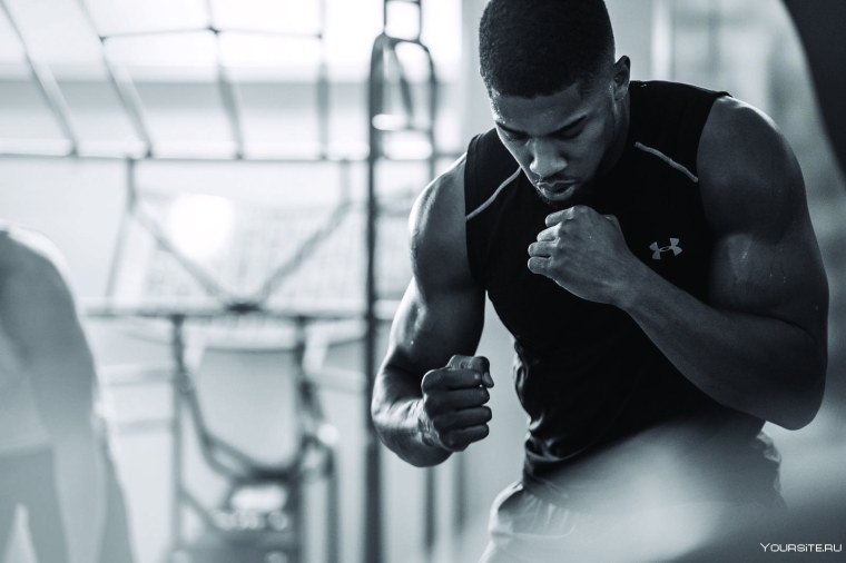 Качок на черном фоне