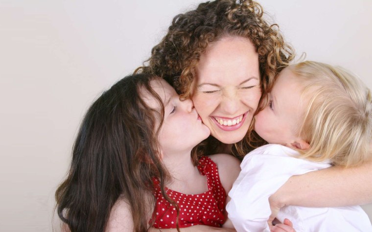 Мама обнимает двоих детей