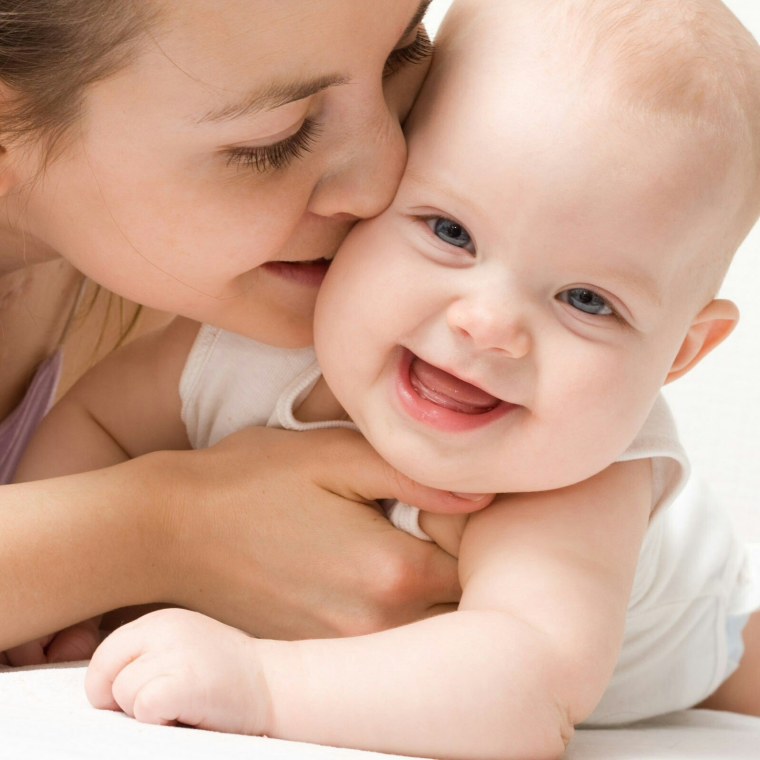 Малыш улыбается маме