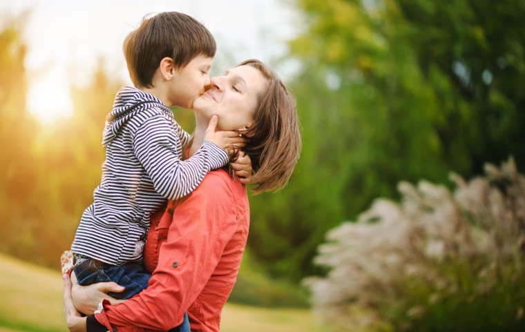 Мама целует малыша