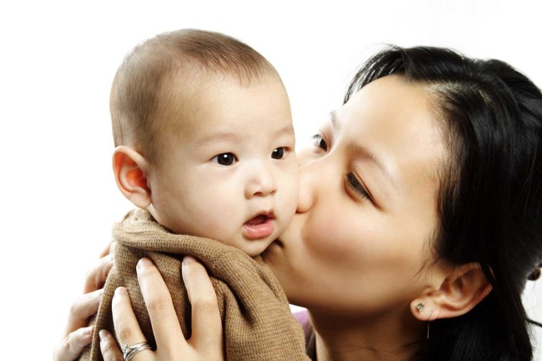 Азиатская мама и ребенок