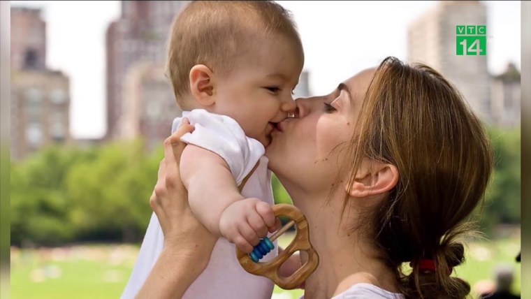 Ребенок целует