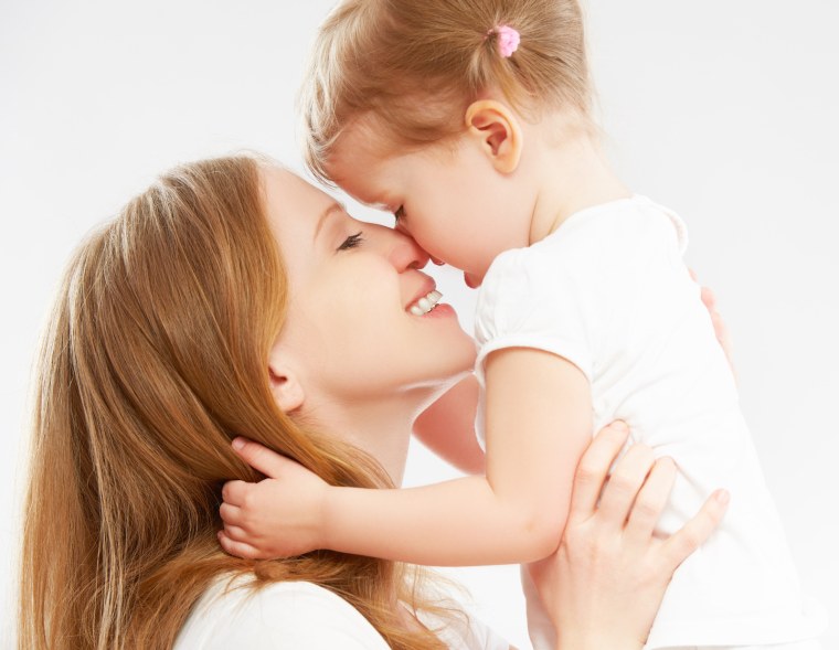 Мама обнимает малыша