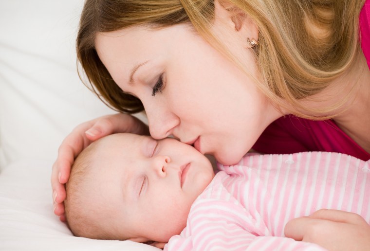 Поцелуй матери ребенка