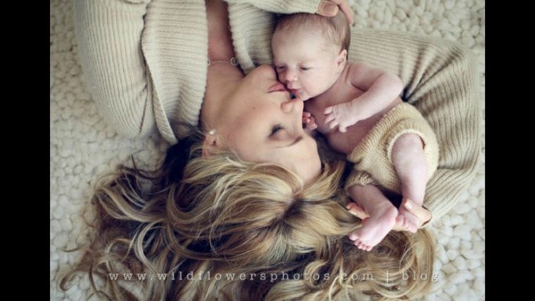 Мама и малыш трогательно