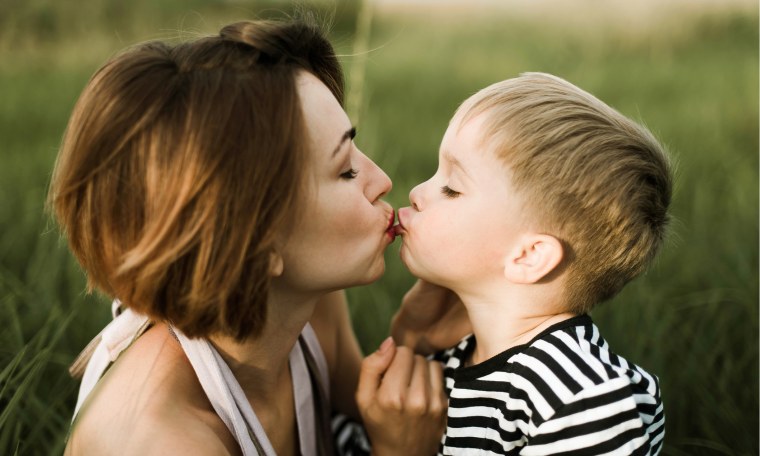 Ребенок целует