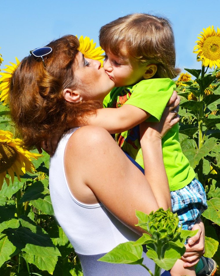 Мама целует