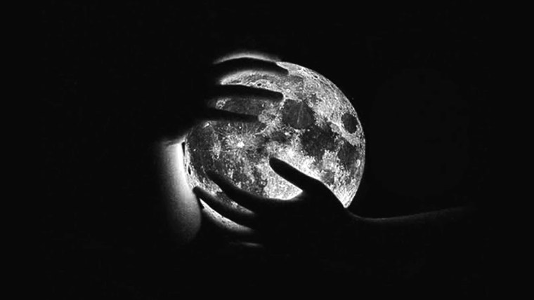 Луна в руках