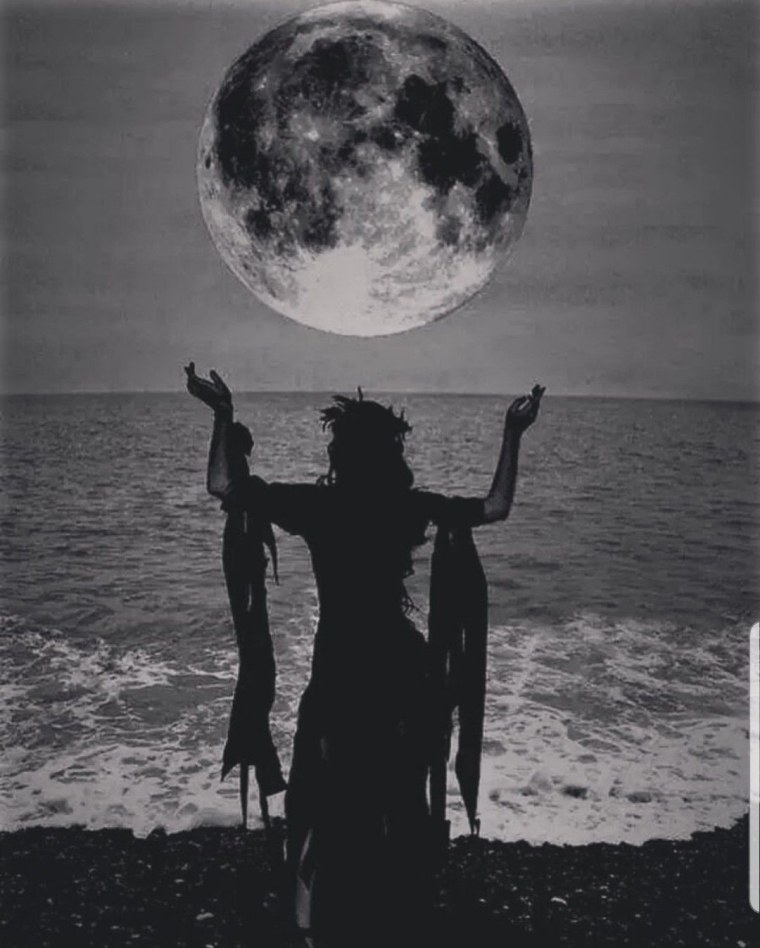 Ведьма и Луна