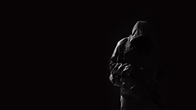 Человек в капюшоне в темноте