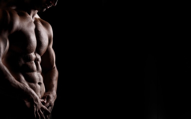 Накаченный торс в темноте