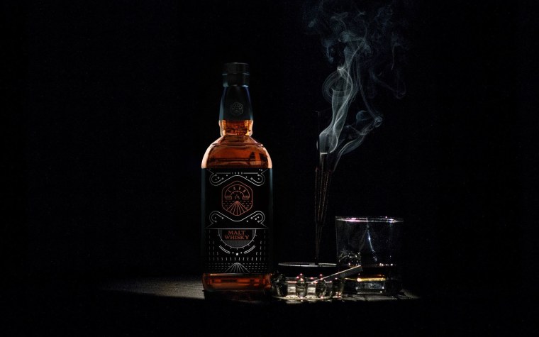 Виски на темном фоне