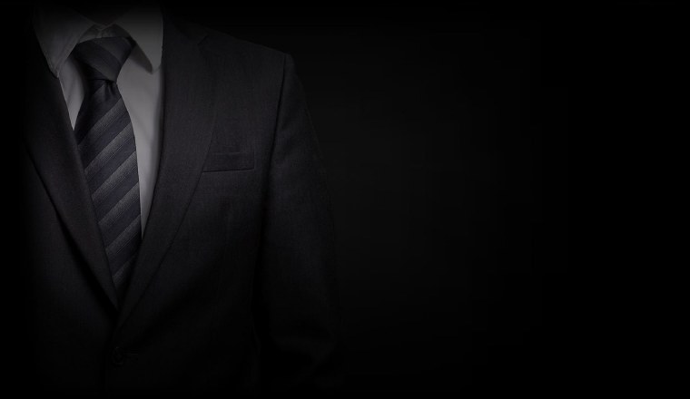 Мужчина в костюме в темноте