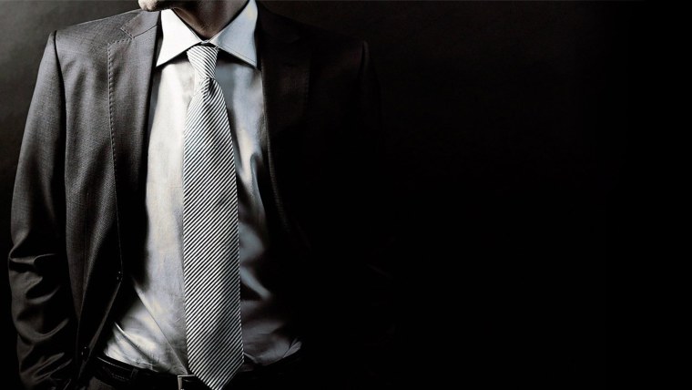 Человек в костюме с галстуком