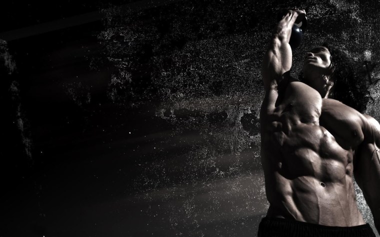 Спортсмен на черном фоне