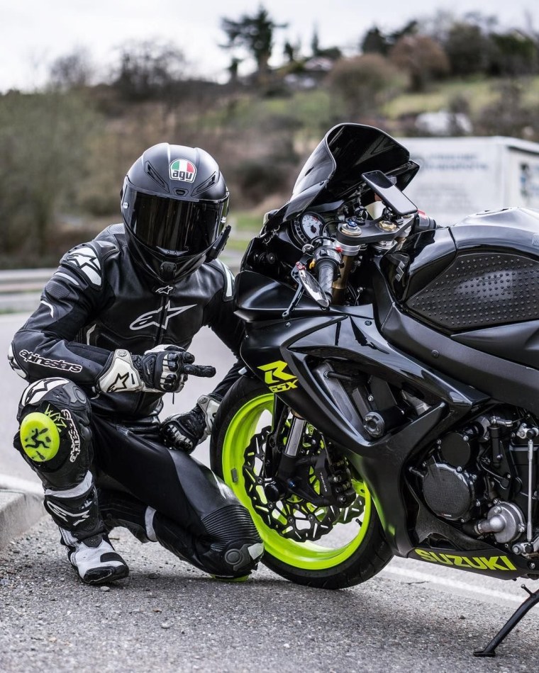 Мотоцикл крутой спортивный