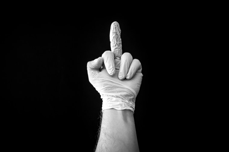 Средний палец вверх