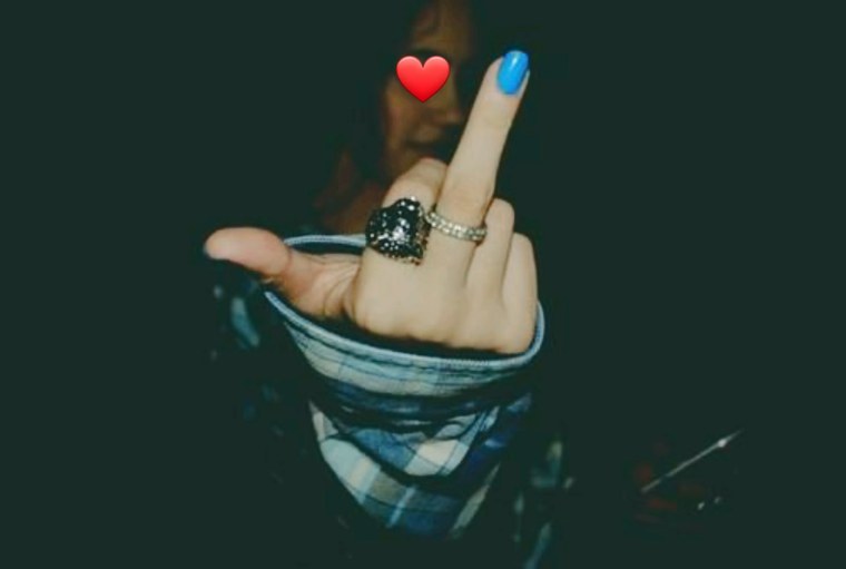 Палец во рту у девушки