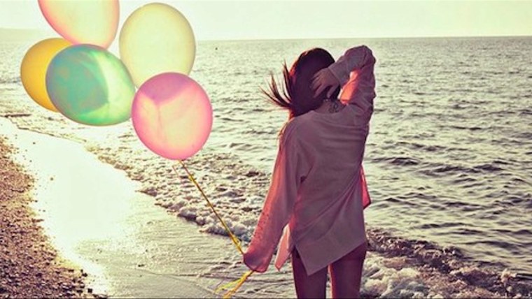 Девушка с шарами со спины