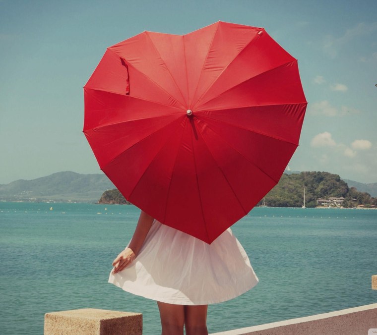 Девушка с красным зонтом