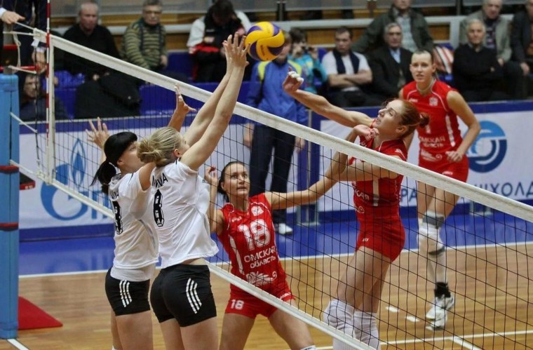 Человек с волейбольным мячом