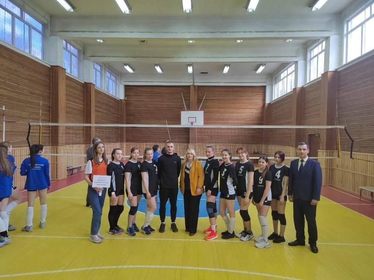 Волейбольный мяч и сетка